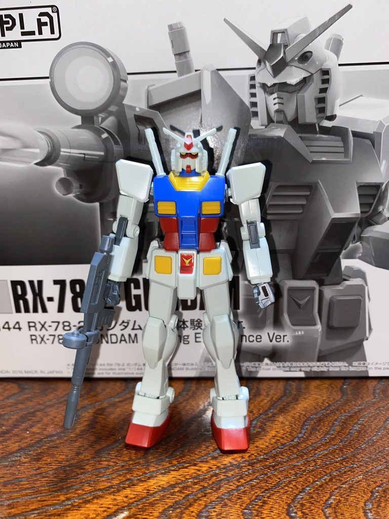 メンバー作8以上。組み立て体験会のキットはこういう機会でもないと、基本的に子供しか手に入れられない物でもあるのでとても貴重な体験でした。50パーツ程の構成でありながら、腕は二重関節でビームサーベルまでしっかり届くなど、ガンプラが稼働するプラモデルとしてはどういうものなのかを知るのにはうってつけのボリュームです。大人の目から見ても、様々なRX-78-2のガンプラに比べとても「アニメ寄り」という印象のデザインをしております。