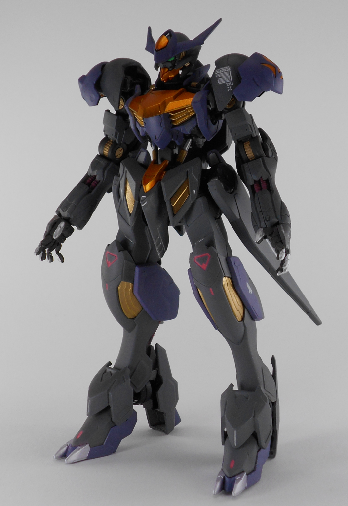 正面。
グレー系に鮮やかな差し色を入れるパターンをやってみたくて(ジャンル名がわからない…)思い切って挑戦してみました。
元の色から大胆に変更してみましたがうまくまとめられたと思います。
間接とダクトの部分の金色がお気に入りです。