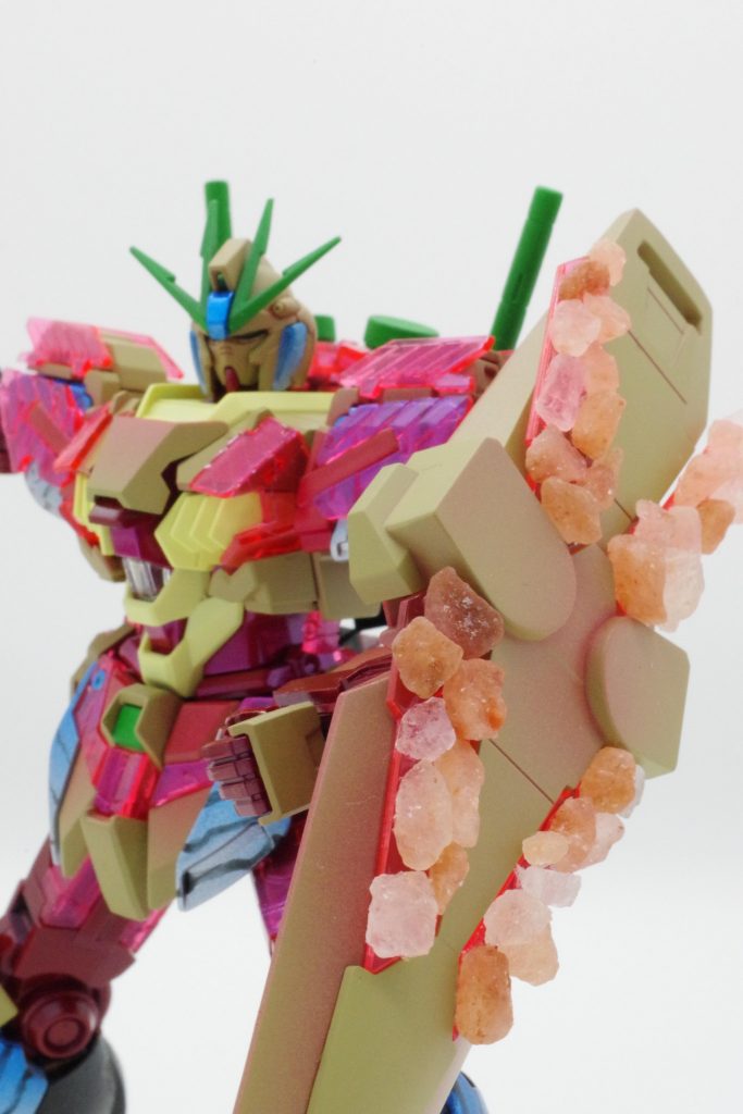 シールドには本物の岩塩を使用しています。
攻撃を防ぐたびに塩の粒子が相手にベタベタとした不快感を与えます。