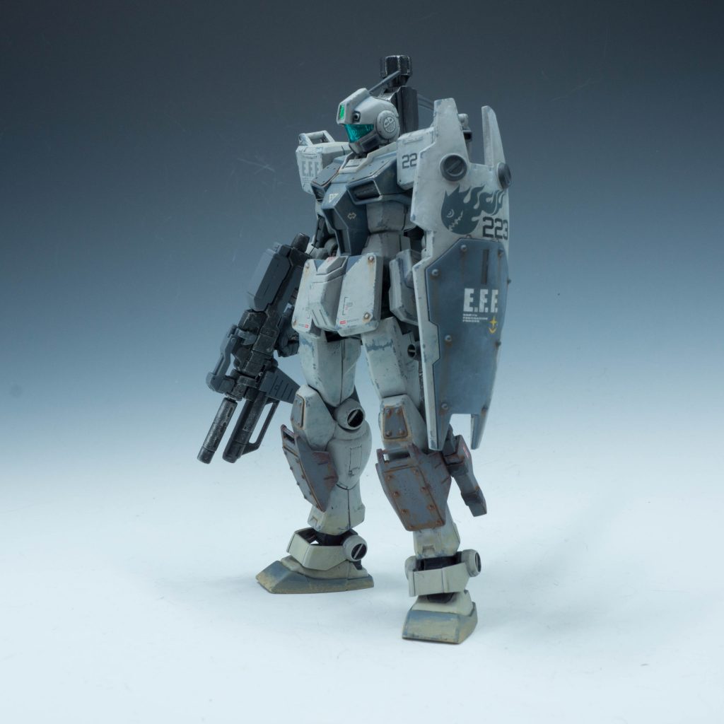 本機は、汎用タイプの機体となっている。
頭部は、ジムスナイパー2の試作品から、バイザーを取り除いたものとなっている。