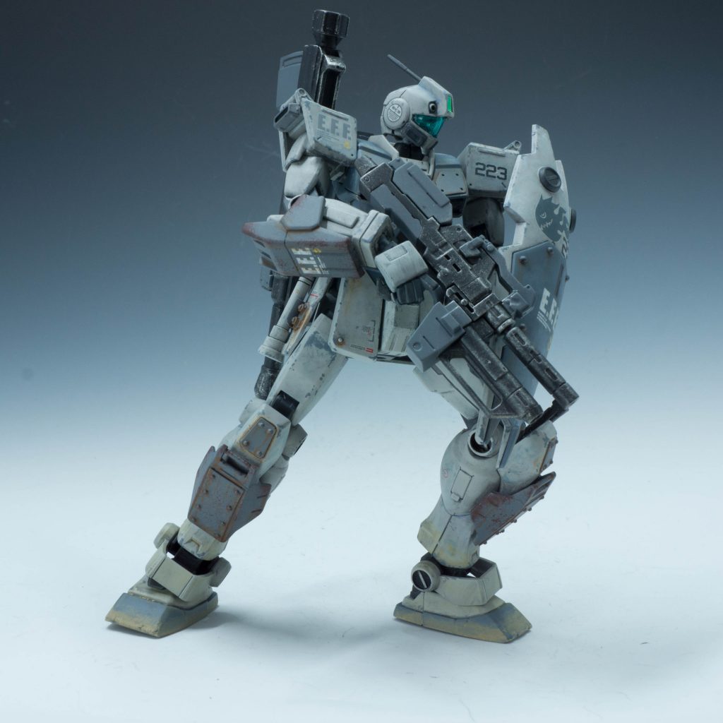 グレネードランチャー付き試作ビームライフルを装備。エネルギーパック方式で、ジムでもドライブ可能。