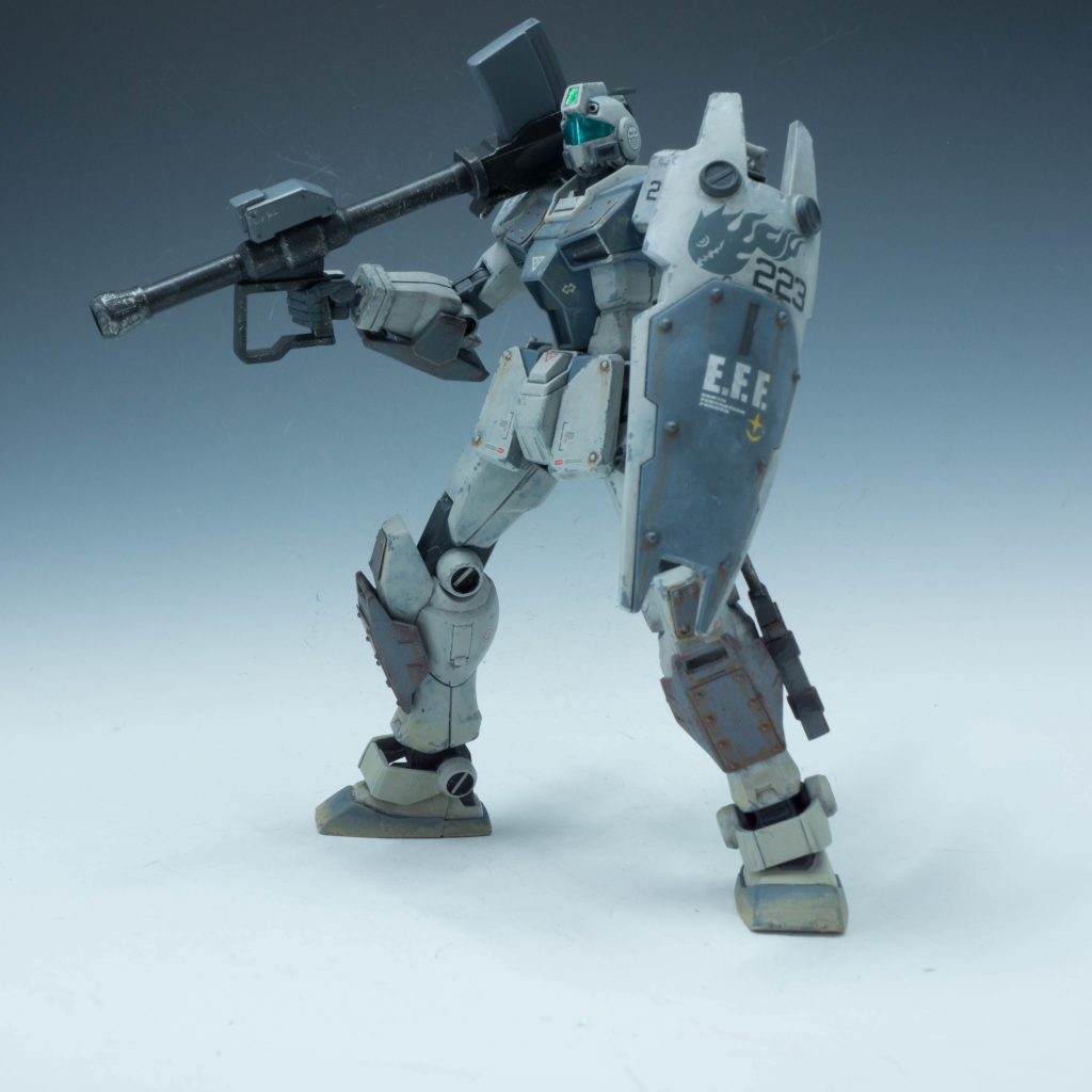 重火器はバズーカではなく、狭い場所での取り回しを考慮して、ロケットランチャーを装備。