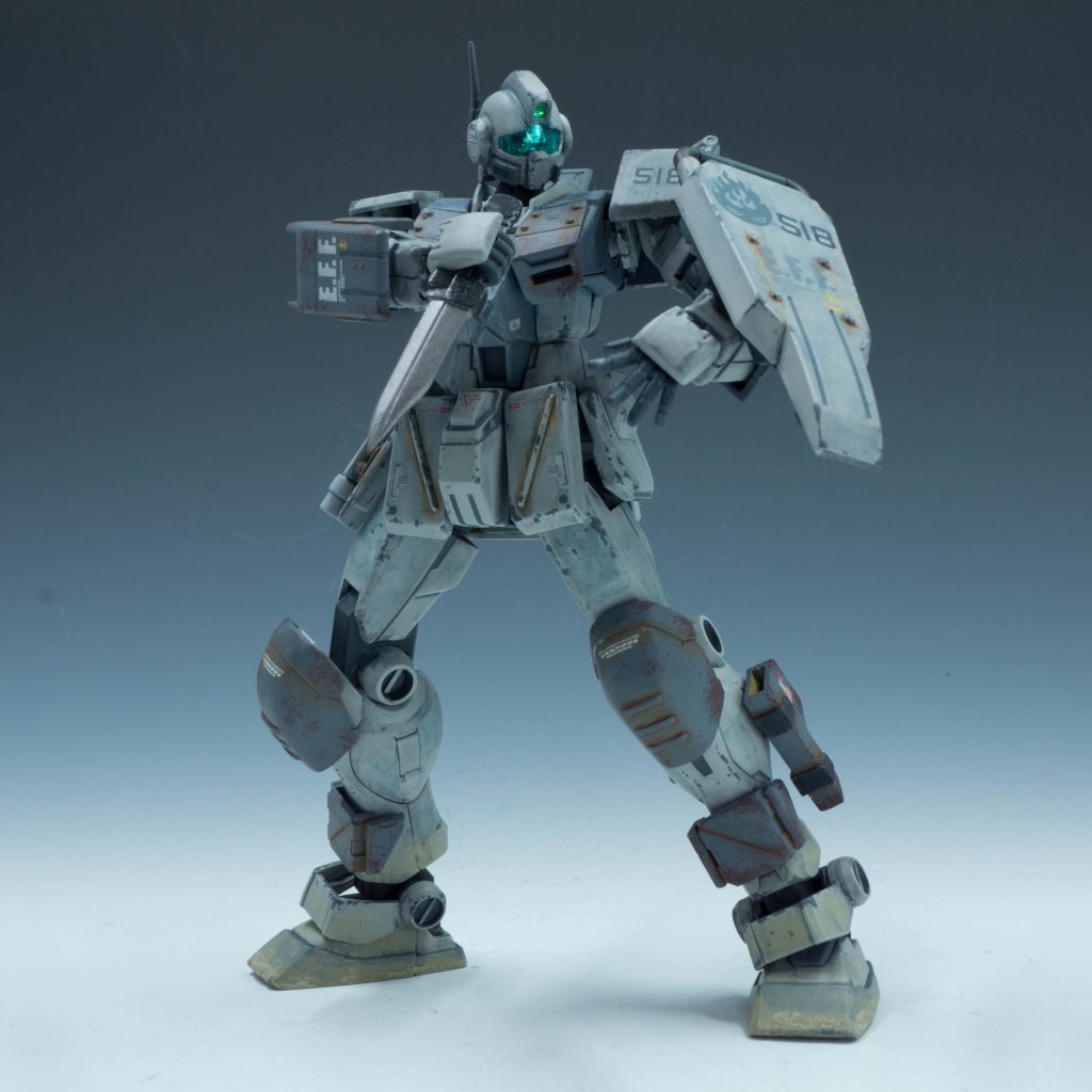 また、汎用タイプと同様に、左足にヒートナイフを装備しており、隠密作戦にも対応できる。