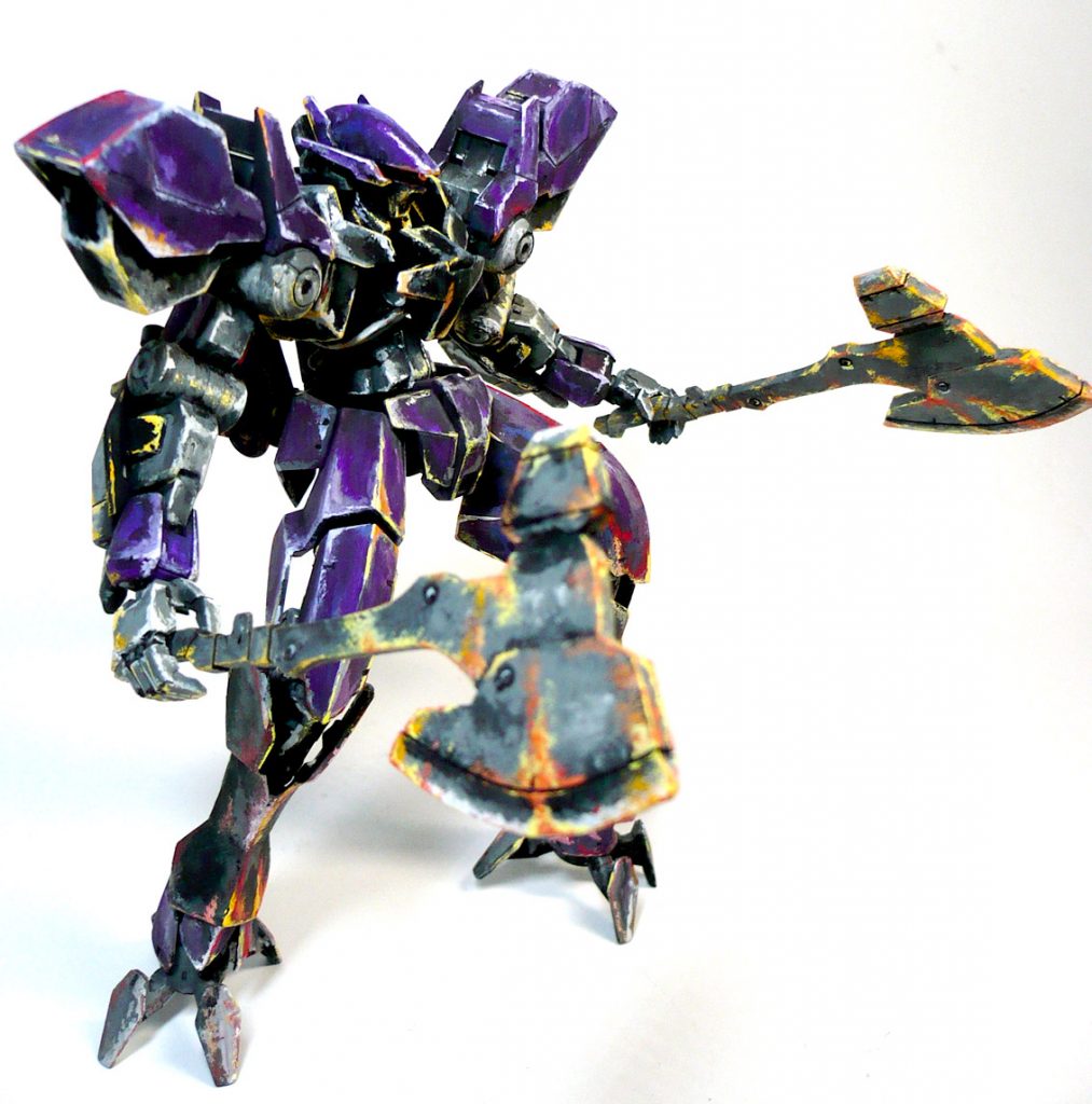 完全に再現は出来ませんでしたが
ボックスアートのポーズっぽい状態で筆塗りを行ったので…
この体制を崩すと関節部分の光・艶の表現がズレてしまうので
ほぼ固定ポーズしか出来ません。
肩・股関節位は動かしても支障はありません。