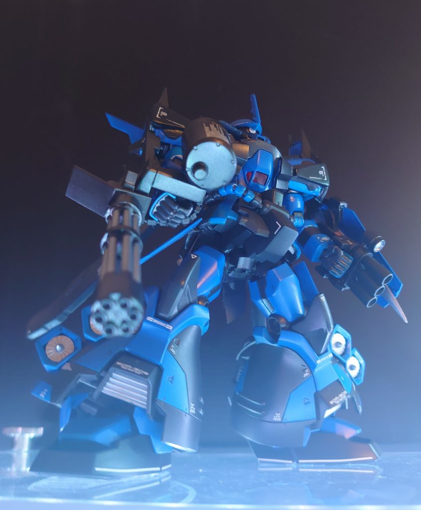 正面です
グフといえばローアングルです
いつでも発進!!という状態になります