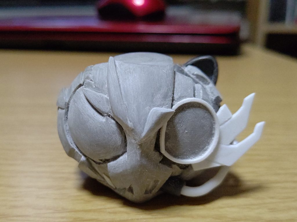 彫り込みつつプラ板で左側を作成。パイピングが楽しくも難しい…(汗)