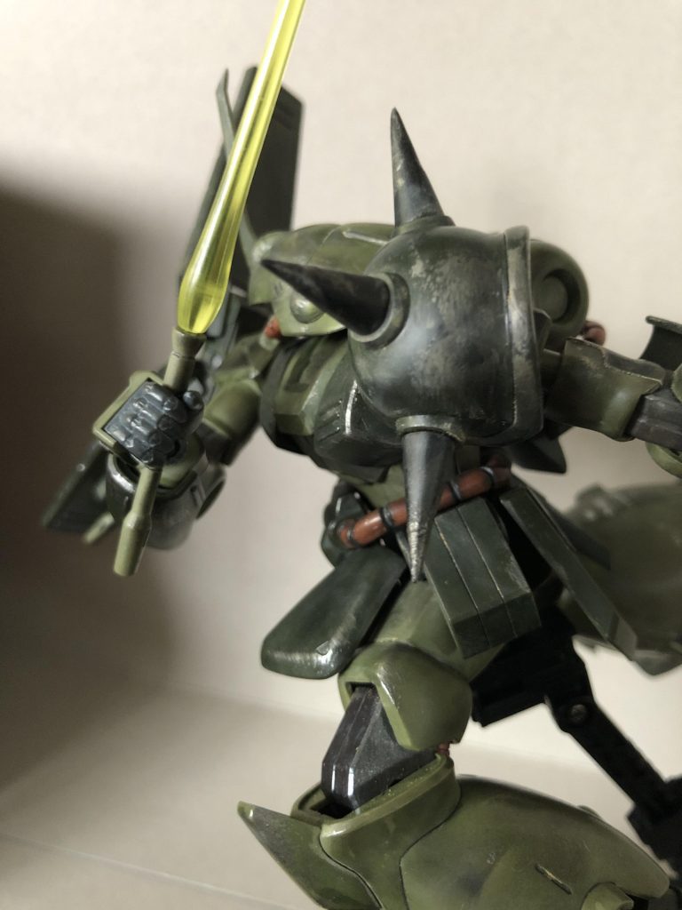 スパイクは丸かったので、ランナー屑を使用して尖らせてシャープにしました