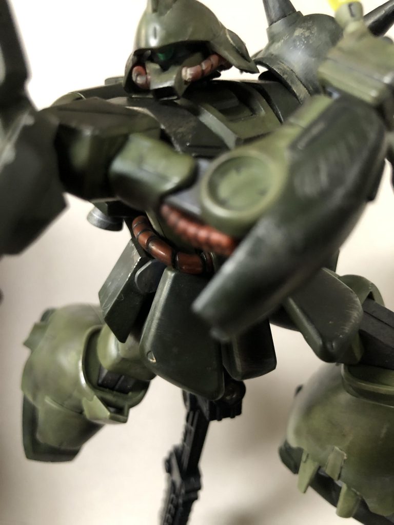 フロントアーマーとリアアーマーは左右が繋がっていて同時に動くため、プラ棒を使って左右別々に稼働するようにしました。