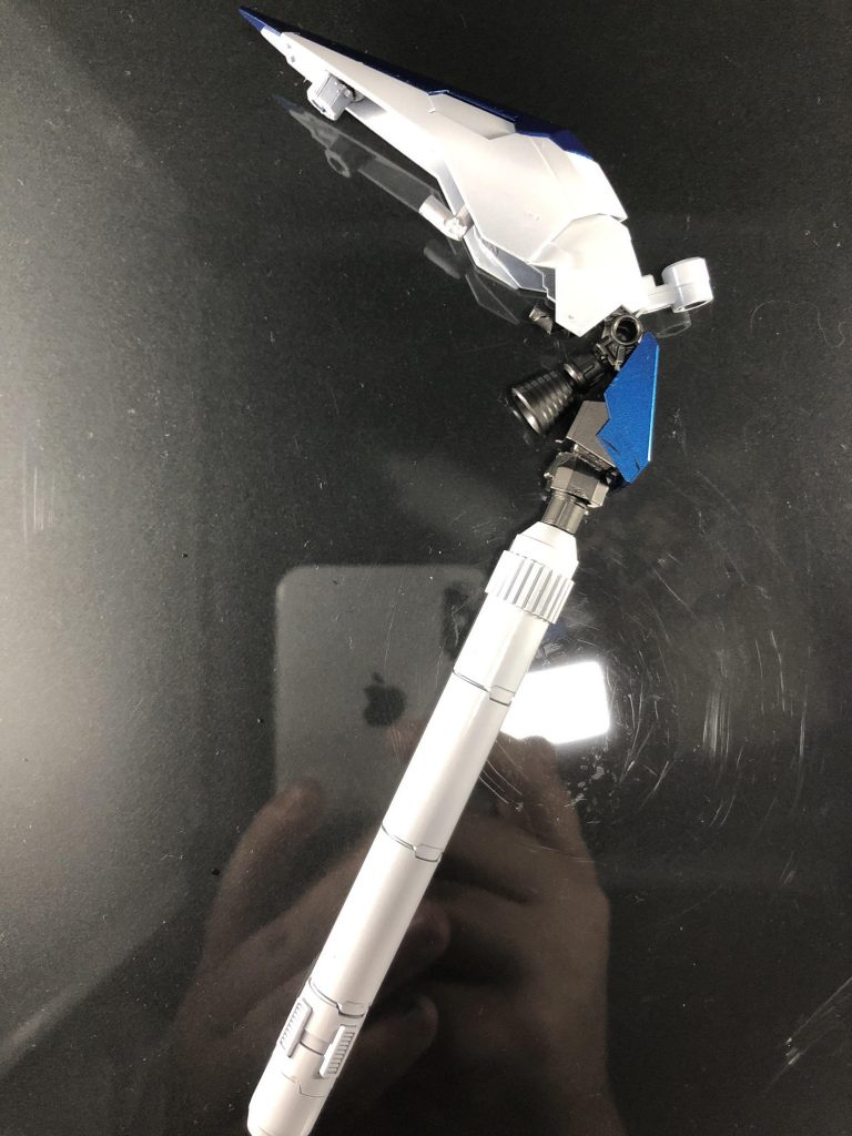 ファンネルをラックしてるパーツ何ですけどフェイクという皮肉を込めてシナンジュスタインのパーツを使って作成しました。

Hi-νから拝借したファンネルはサタニクスの肩の3mm穴のパーツが余ってたのでそれをパテで角度をつけて接着させました。

真ん中のファンネルはL字のランナーを切り出してそれを固定してラックできるようにしてます。

1番下は元々バーニアが着いていた部分の凸を斜めに切り落としてそれを反転して接着してラックできるようにしております。