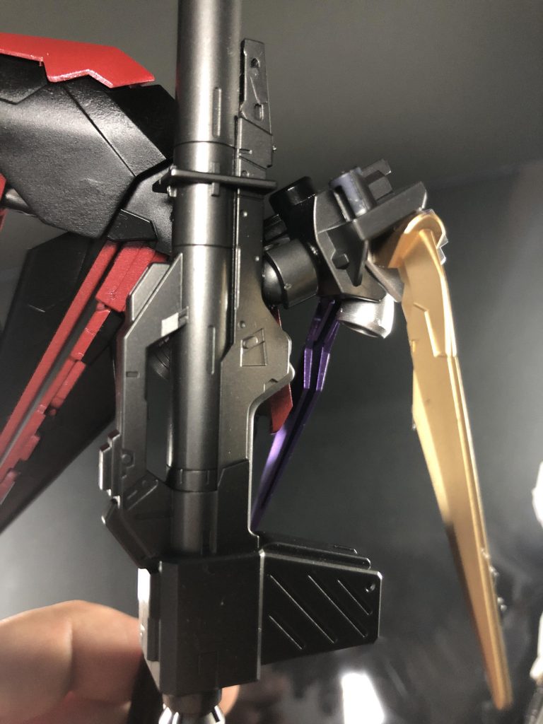 バズーカはこんな感じでボールジョイントひっ付けてるだけですね。

これはお手軽改造なんで普通のフェイクνにバズーカ持たせたい方はぜひやってみて下さい。
まぁ普通のνガンダムは腰に引っつけてますけどね……