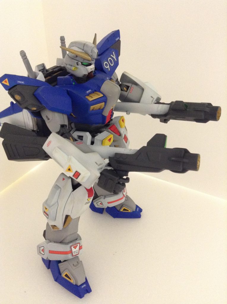 肩関節に引き出し機構と肘は二重関節にしました。
ビームバズーカも取り付け位置を調整出来るようにしています。