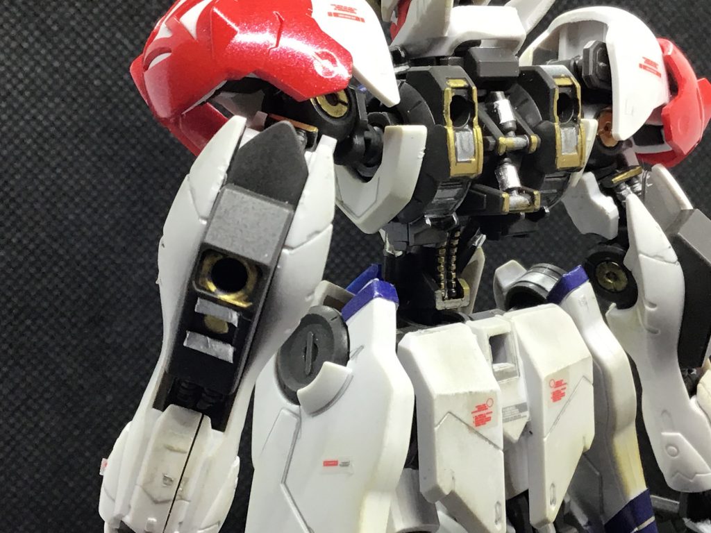 フレームの金銀塗装で、メカニカル感を演出。