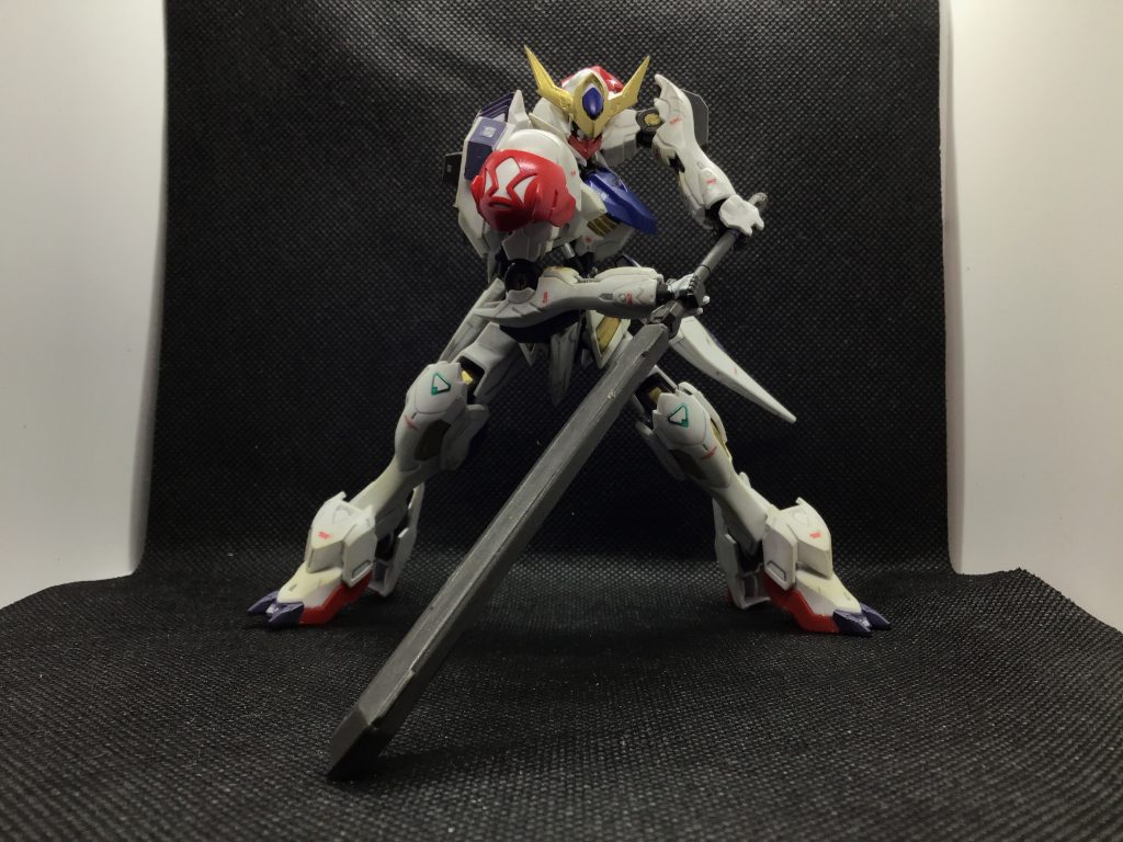 黄色の部分はゴールドに。やり過ぎ注意ですが、高級感が出るので、おすすめです!
肩の鉄華団マークはメリハリを出すためにメタリックレッドにしました。