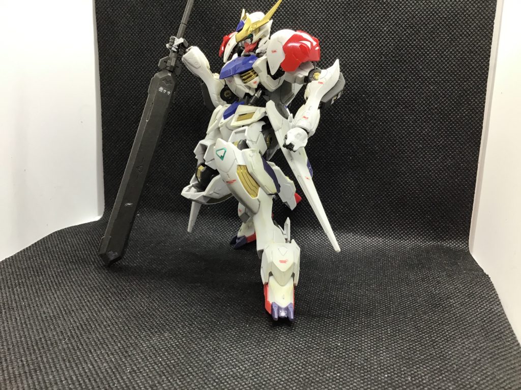 色分けした箇所は足先の爪、足スラスターなどのグレー、指先の白などです。