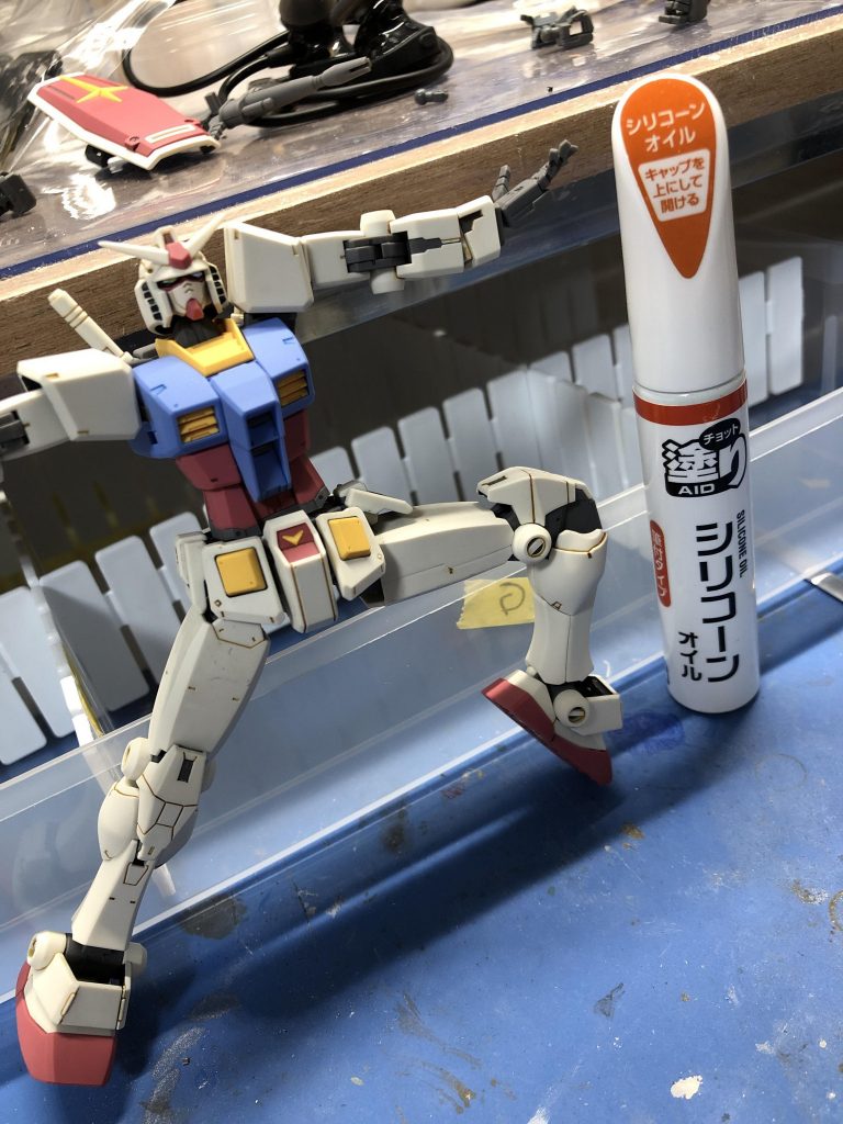 先生も最初は足首と股関節がガチガチで捩じ切れそうでした。そんな時はこのシリコーンオイルを軸に流し込んであげます。