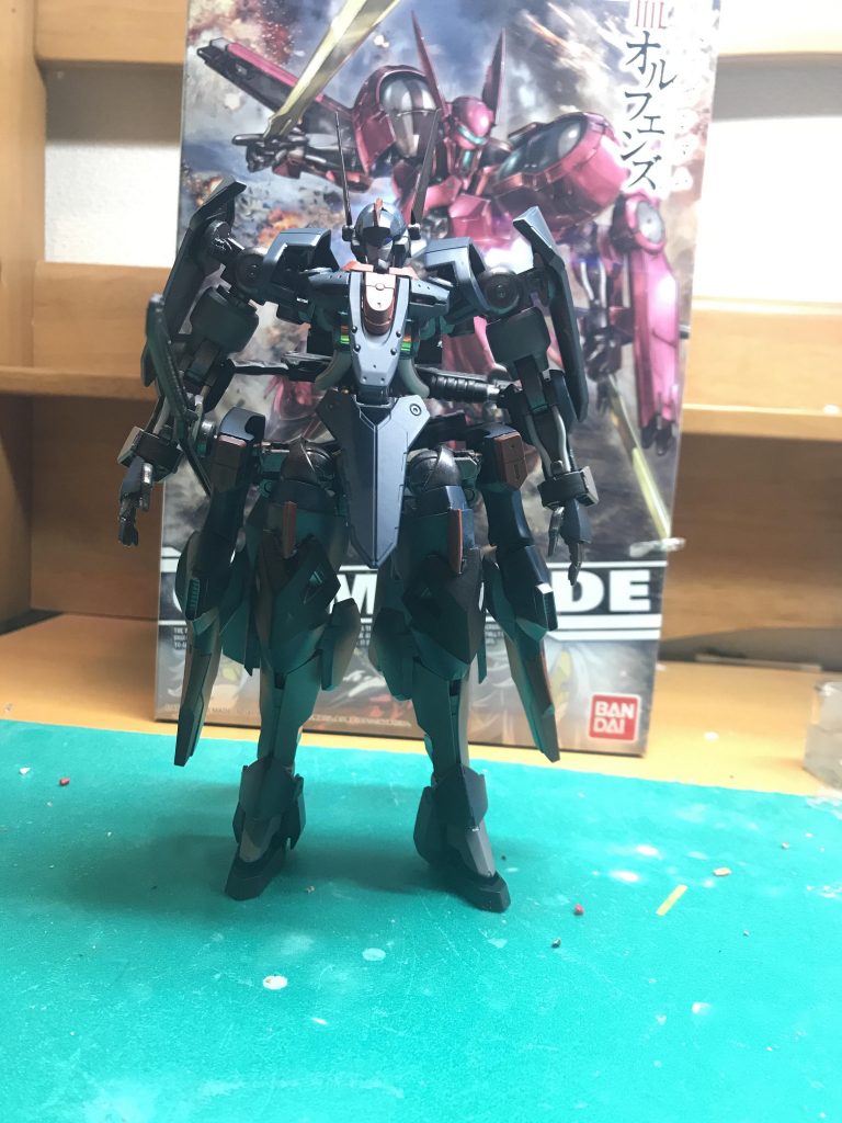 正面素立ち
コンセプト
アーブラウ代表選事件より遡る事15年前、ギャラルホルン内部で秘密裏に阿頼耶識システムの実証実験部隊が作られ、倉庫の奥に眠っていたヴァルキュリアフレームの一つゲルヒルデが発見され、そのフレームと阿頼耶識を流用して作られた機体。エイハブリアクターを高出力の物に積み替え、機動性を高める為各バーニアを高出力に変更。、、と言う設定です^_^