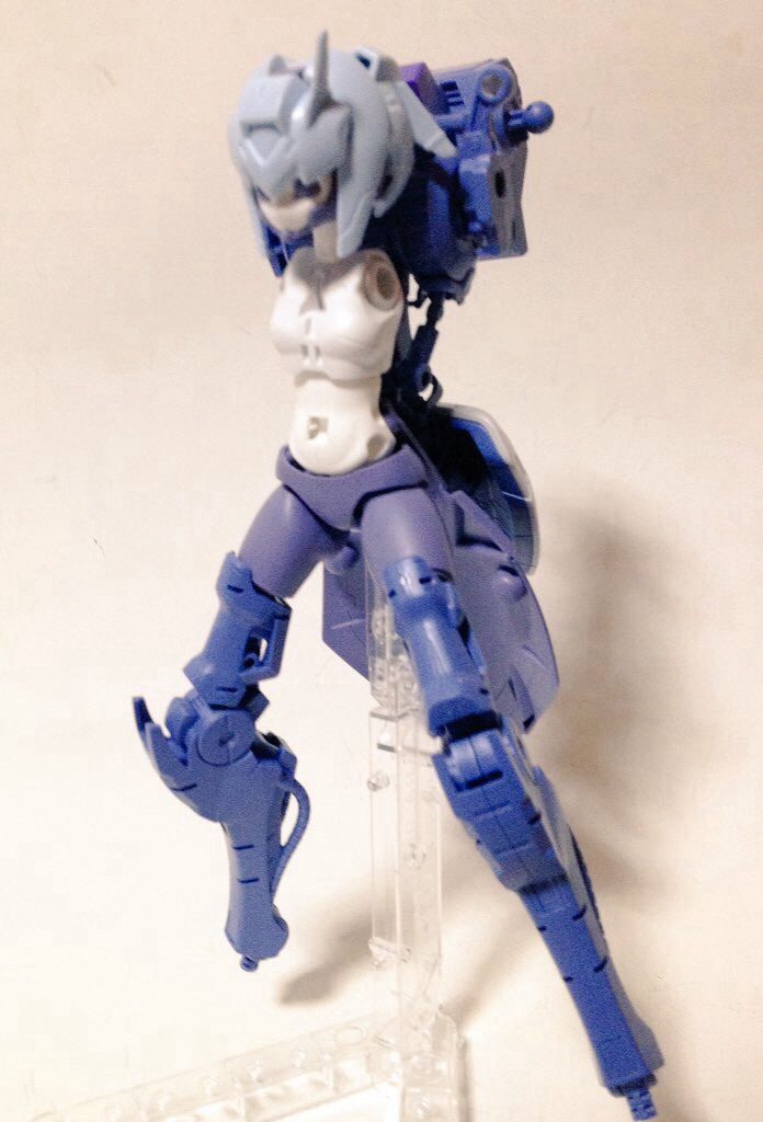 初期案。ちょっとウォドムみたいな異形。ただボリュームのある肩や腕ツインタワー状の大ボリュームなブースターとまとまる気がしなかったので却下!