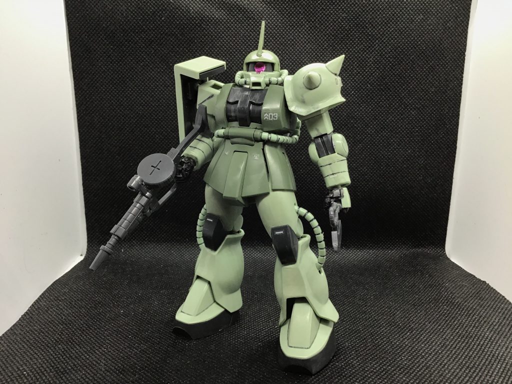 まずはザクⅡ。これは結構前に作ったもので、初心者の時に色々テクニックを勉強してそれをザクに色々盛り込んでみた感じです。