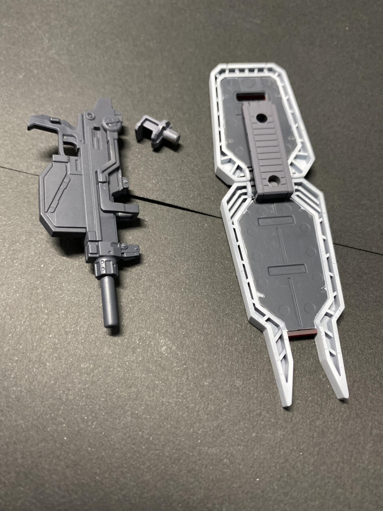 ちょうどシールドに穴が空いてるのでマシンガンをマウントしてます