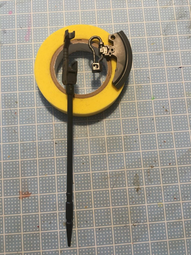 ヒートホークの柄を差し込む部分にホーク基部をねじ込むだけの簡単加工です。
取り外しもでき、ハート剣をはめなおすこともできました。