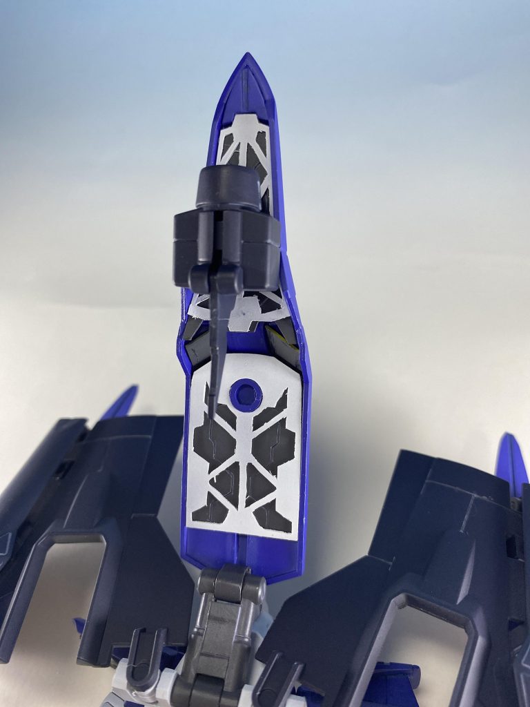 キットのままではのっぺりしていた背中のアーマー裏をディテールアップしました