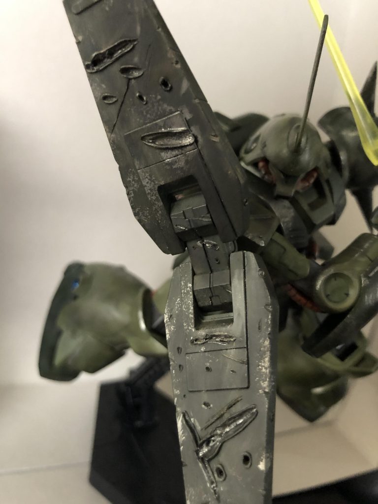 シールドは、激しい戦闘を想定してダメージ加工を施してみました