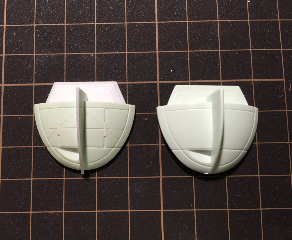 肩はMGディティールを再現。ヒレ？っぽい部分はシャープ化、写真はプラ板を貼った段階のものです。
裏打ちパーツもMGを参考に製作しました。