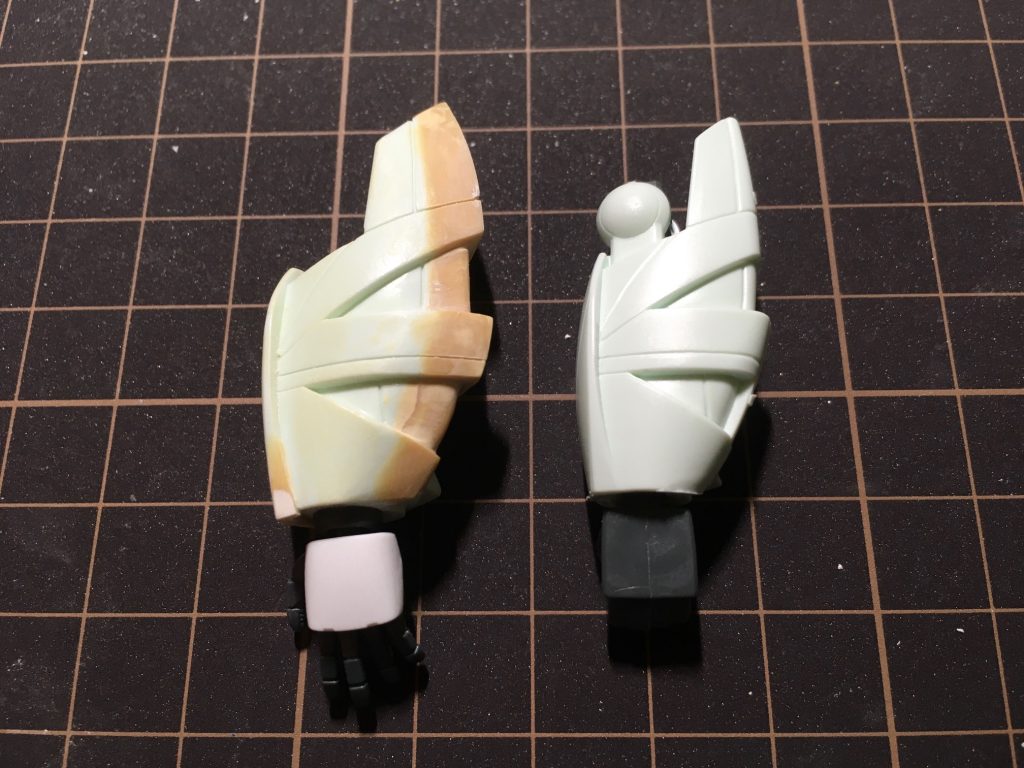 左腕が小さい印象だったので、設定画を眺めて大きくしてみました。
影がきつくて見えませんが、手首の接続部分は市販のディティールアップパーツを加工してカバーにしています。
関節部分はごっそり切り落として別パーツに置き換え。右手も同様です。