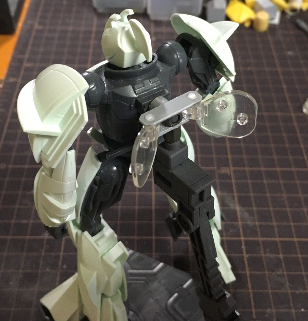 プラ板、プラパイプ、ジャンクから月光蝶接続パーツを加工しています。