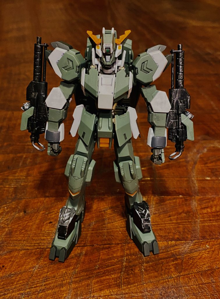 トンファーには拳への衝撃を軽減するナックルガード、脚の甲には蹴り技の際の威力をあげるための補強が施されており、この二箇所は度重なる格闘戦によって一部塗装が剥がれたような風合いになっています。