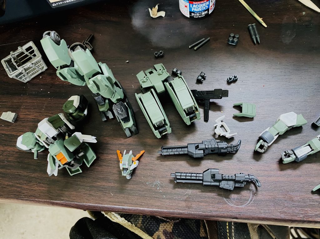 【製作中の各パーツ】
バスタートンファーの素材は、ガンダム以外から流用しています（左上の買い物カゴの持ち主です）。
ちなみにサブマシンガンは旧キットのガンダムサンドロックのものを利用。本来は大鋏が収納された腰のスカート部分に、このサブマシンガンが驚くほどぴったりハマりました。（マシンガンの横に棒が出ていているので、それがちょうどよくフィット）
大好きなサンドロックとゾ○ドもミキシングできて、とても嬉しいです。