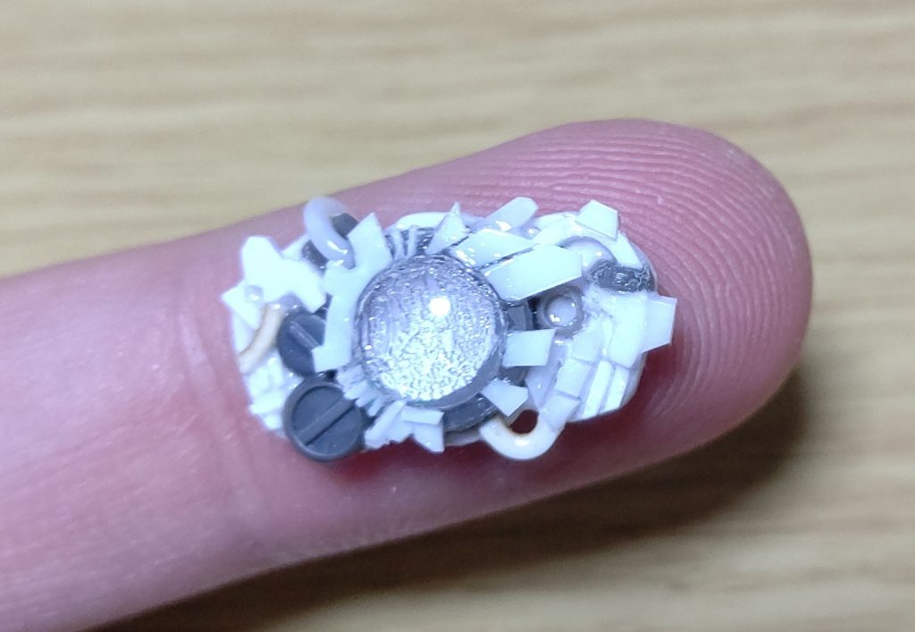 そしてライダープチッガイ一番のお楽しみのベルト作成。プラチップをたくさん刻んで頑張りました。