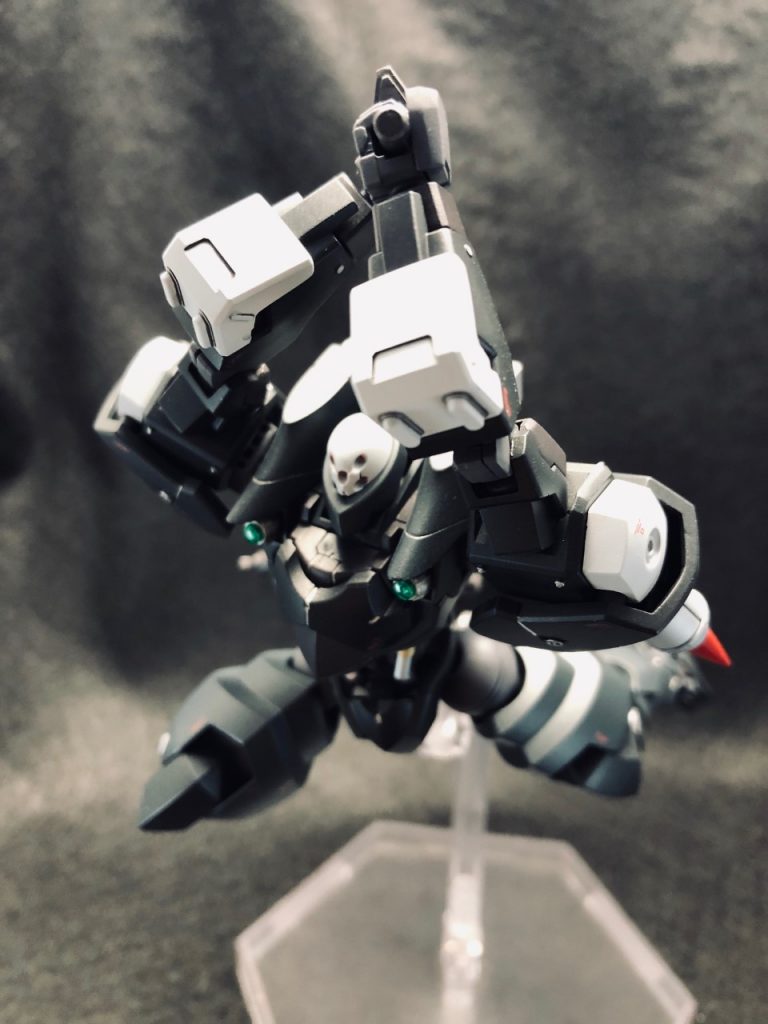 イメージとしては横薙ぎで叩き切りたいんですが、可動的にとても無理でした。両手に持たせるのも結構ギリギリです。