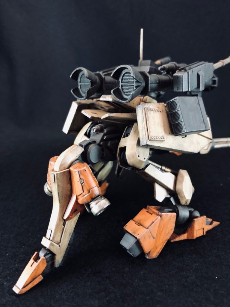 砲戦時の設置面の強化に、その名の通り足を一本追加、交戦時手に入れた百里のパーツを使用しています。