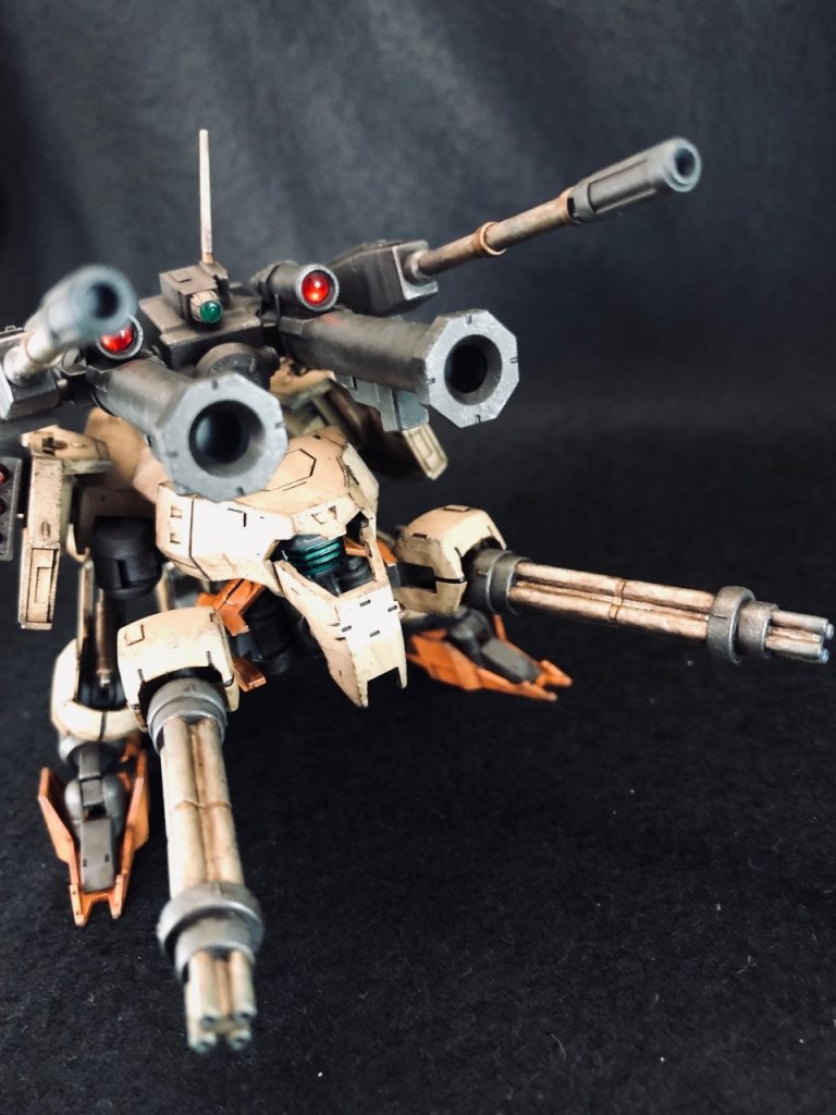 お気に入りの角度。でも腕のマシンガンは蛇足な感がします。作業アームみたいなのの方が良かった気もします。給弾どうなってんのって感じですしね。