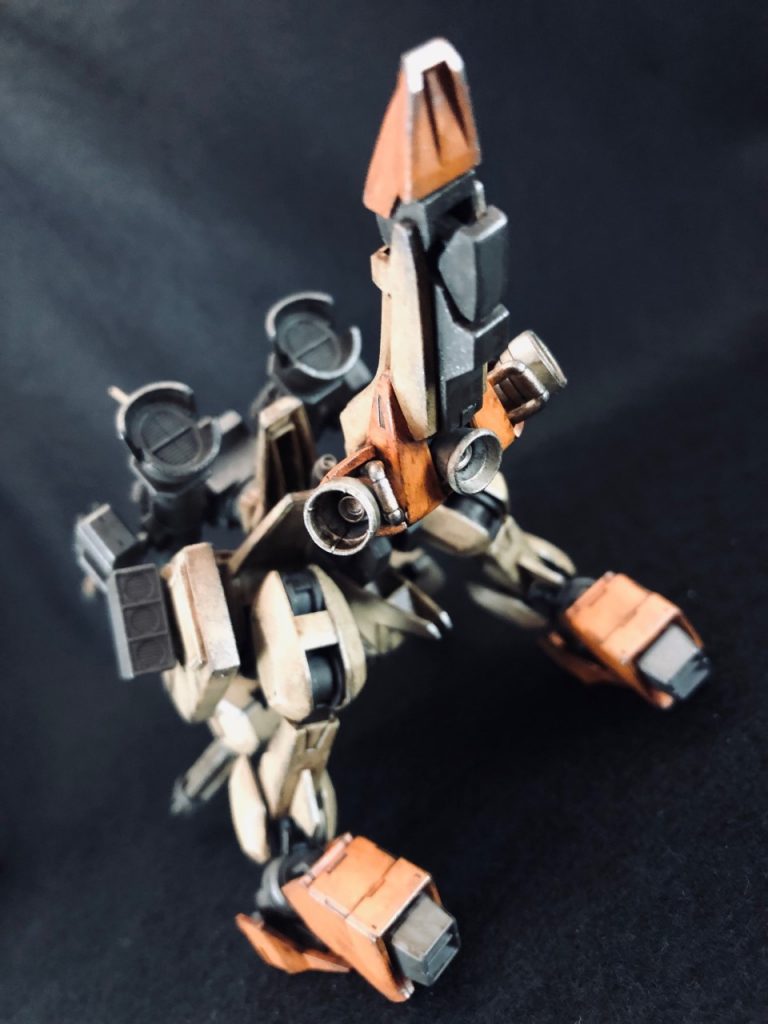 移動はホバーです。3本目の足は、フレキシブルスラスター的な役割もあります。