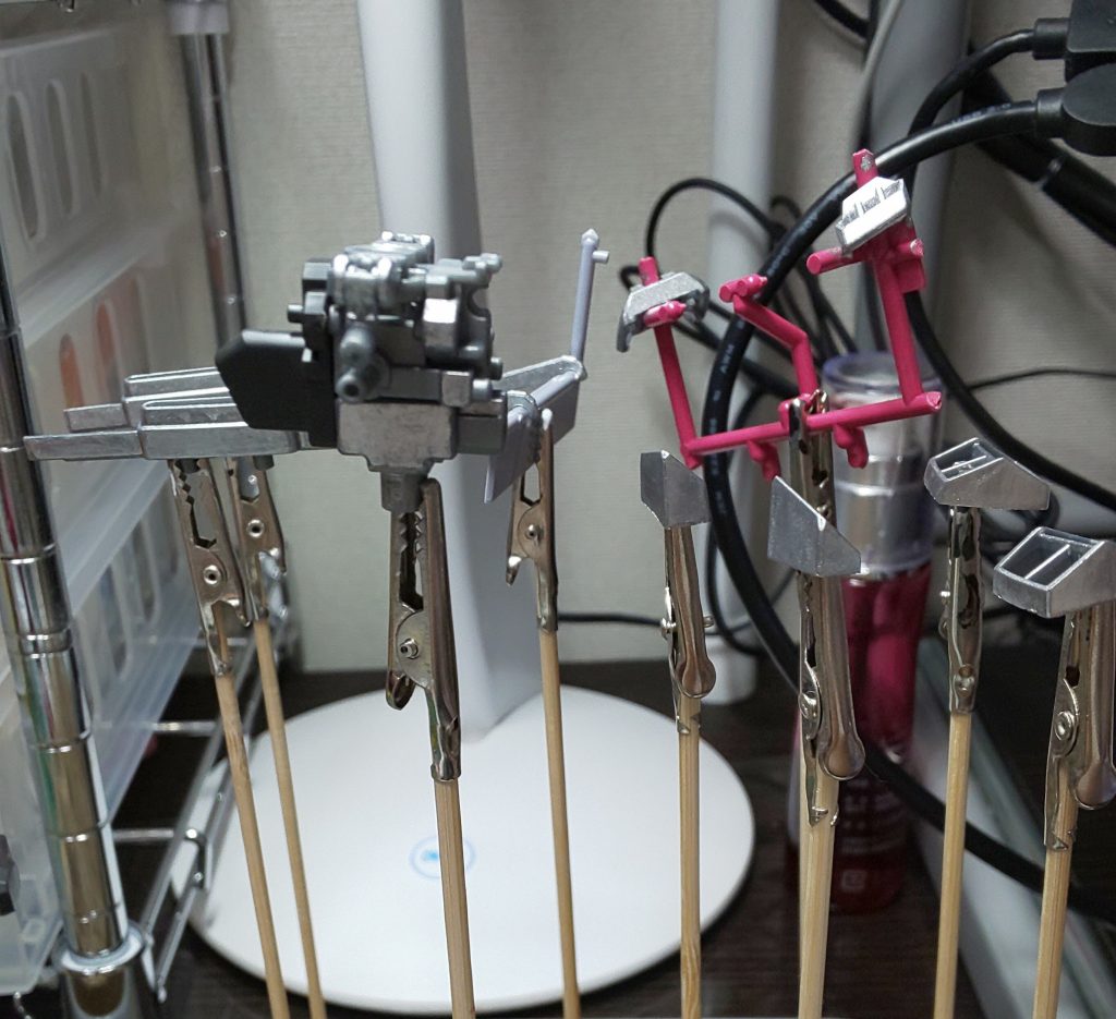 シルバーを塗装しているところ