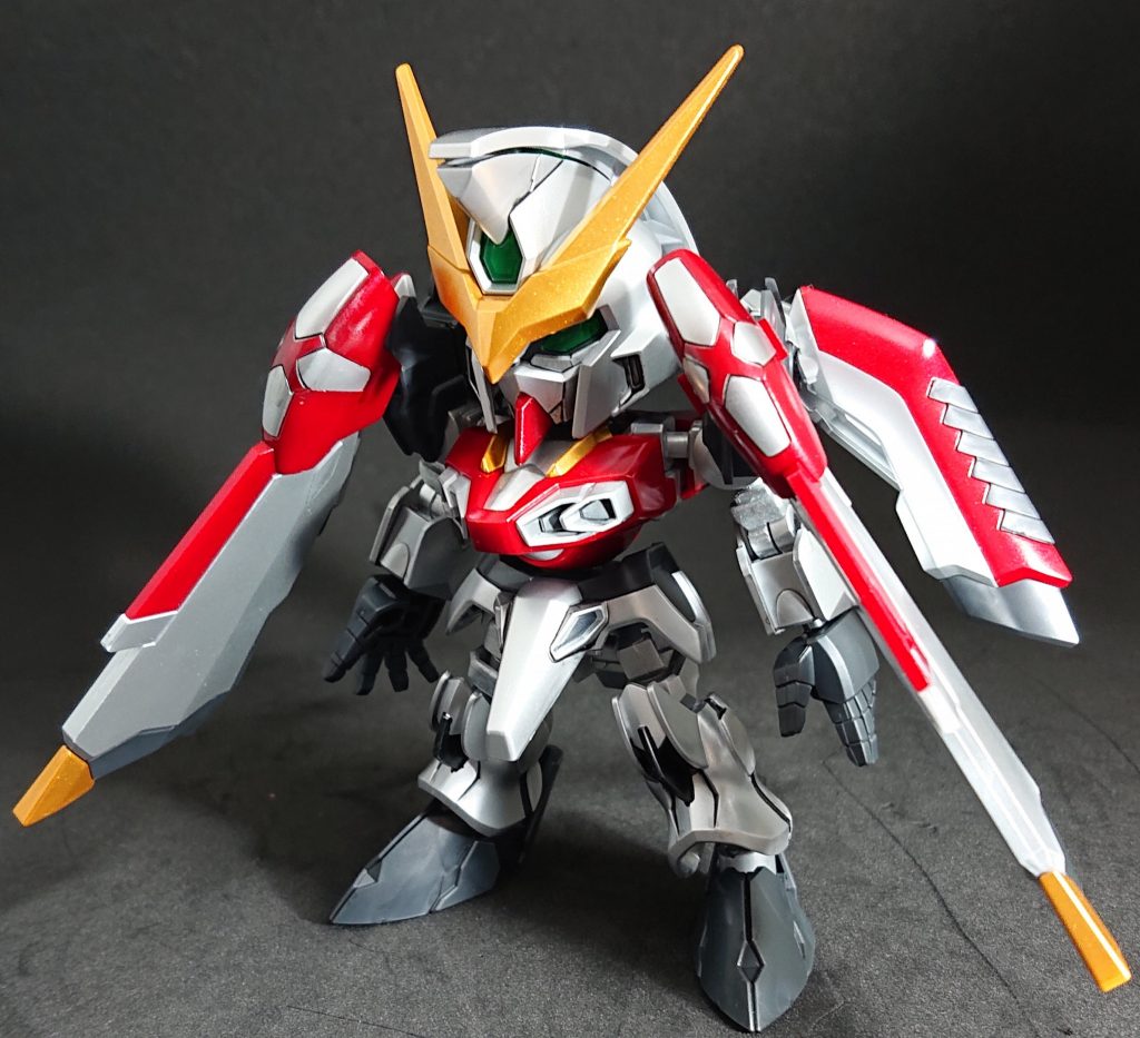 等身は別売りのフレームを買って延長。
等身が高くなることでフェニックスガンダムの特徴である羽パーツの収まりが良くなった気がします。
元キットの指示ではグレーのフレームでしたが、モモと腰の付け根部分がグレーだと正面か悪目立ちしてるような印象を受けたため、ホワイトを購入、シルバー塗装しています。