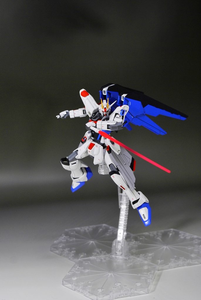 ビームサーベル！
サーベルは蛍光ピンクでグラデーションさせるしかないじゃないか！