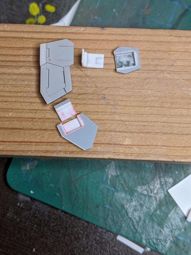 フロントアーマーの分割です。