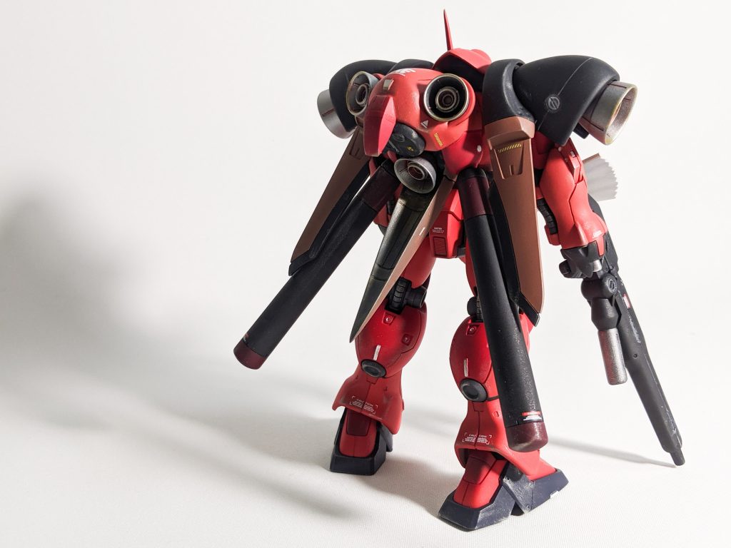 通常はブースターを付けないとかなり寂しい印象になってしまいますが、バックパックをパテ埋めして形状を変更してます。