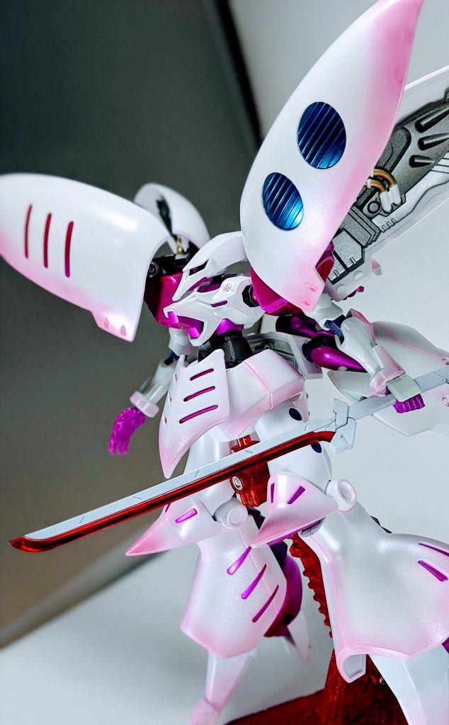 武装は
MSGサムライソードことビームブレイド
ファンネル10機
スカートファンネル3機
となり、元となるキュベレイやGルシファーと同様ファンネルをメインに戦う機体となります。