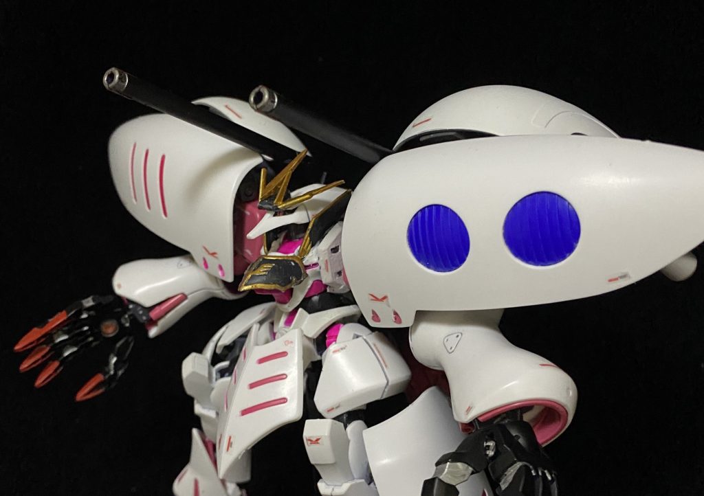 量産型キュベレイに搭載されたアクティブカノンも装備し、長距離からの射撃も可能に。