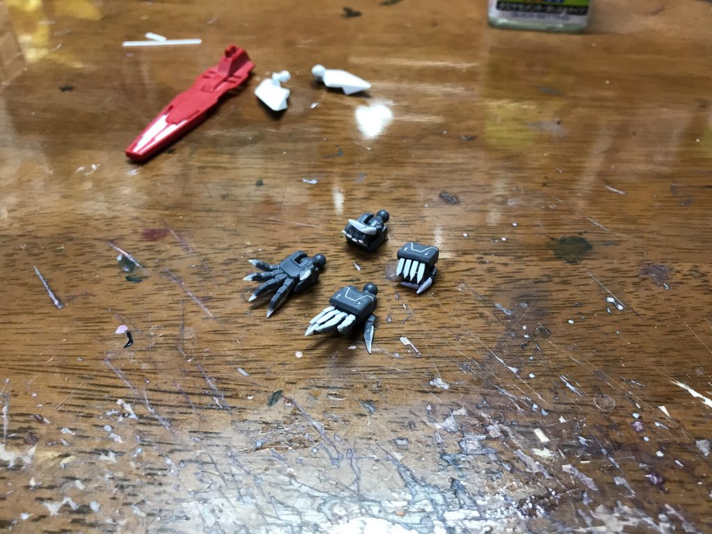 平手、握り拳
次元ビルドナックルベースで製作
0.5ミリプラ板を指先から接着→削り出しを3回ループするだけなんで割と簡単