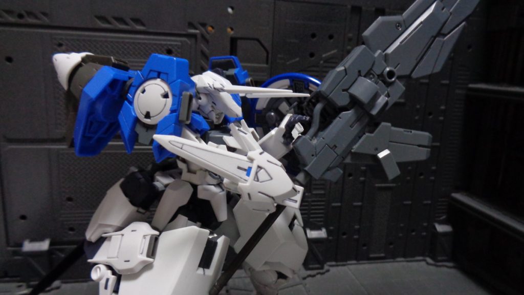 インパルスエッジ！今回作ったGNキルソードはPSP時代からずっと好きで買い続けているバンダイナムコのゲーム「GOD EATER」の「神機」がモチーフです。名前も「GN-Killソード」＝「GNKi」＝「神機」です。神機は剣・銃・盾の３モードに変形（捕食形態というモードもありますが、変形というレベルじゃない）する武器で、複合兵装の多い00世界ならあっても違和感ないなーと。最初はタクティカルアームズを改造して変形するものを作ろうと思っていたんですが、GNバスターソードがGNフィールド張って防御に使えるって設定を見て、「あ、これ砲口付ければ剣・銃・盾の３つ満たせるじゃん」ってなってこうなりました。結果的にすごく好みの見た目に出来たので良かったですヽ(=´▽`=)ﾉ