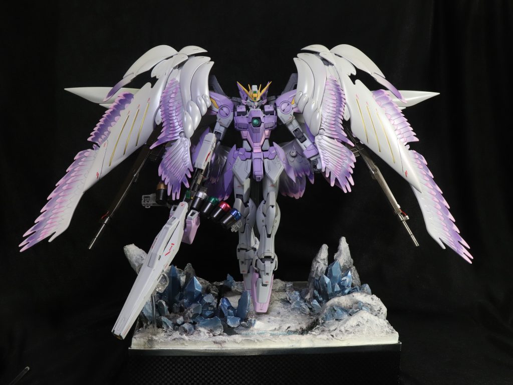 全体像。メインウイングはビルダーズパーツのスカイハイウイングスを取り入れて大型化。またメイン武装であるバスターライフル(ジーペンツバーグ風)は属性の違う弾頭を発射できるという小説の設定をイメージしてカラー違いの弾頭を備えたライフルをジャンクパーツから制作しました。正直かなりデカい作品になりました(;^ω^)