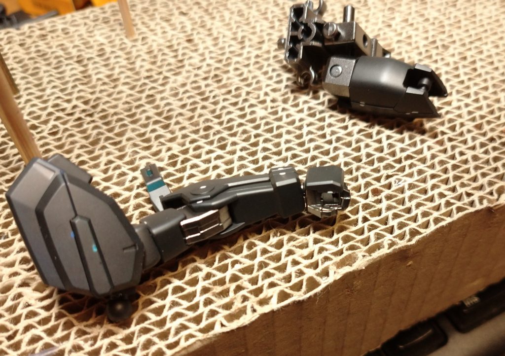 最初は手軽にするつもりだったのでランナー状態で
黒サフを吹いておきました
関節・フレーム部分はつや黒→スターブライトアイアン