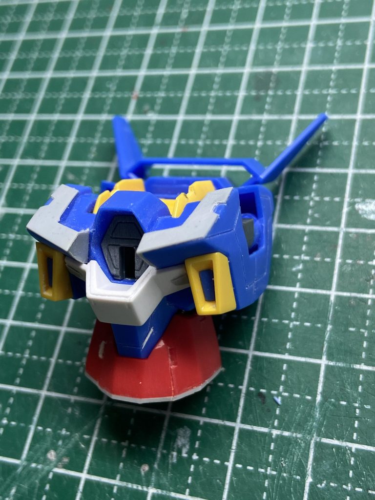 胴体横の筋彫りと腹部で1ミリ延長しています。
Aマーク下の白パーツが厚ぼったく感じたため、筋彫りで2パーツに見えるようにしてみました。
襟?パーツも形状を変えているので首を振った時に頬当てと干渉しないようになっています。