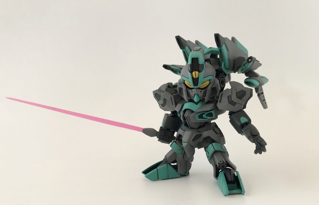 手持ち武器はビームサーベルのみ。
しかし胸部や脚部等、本体内部に隠された武器が仕込まれている。