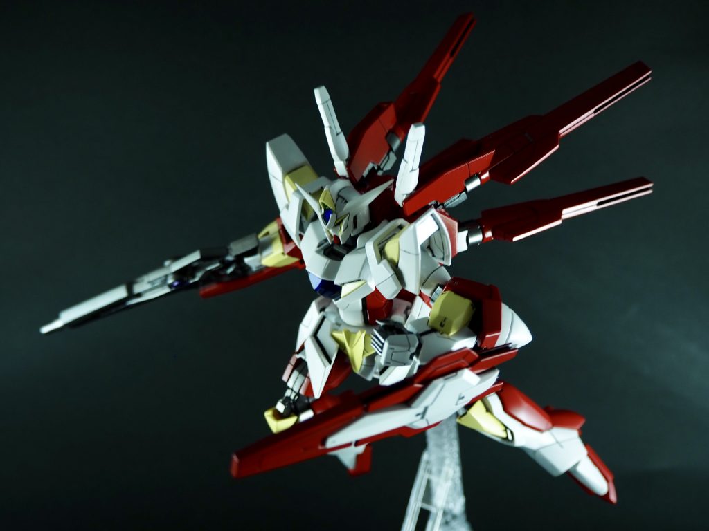 肩アーマーは後ハメ加工
軸部に5ミリパイプを使い専用の施具を作る事で後ハメパーツ（デカイ方）の上から小さい方を固定
施具はめてるだけで接着はしてないので問題なく保持と可動を両立